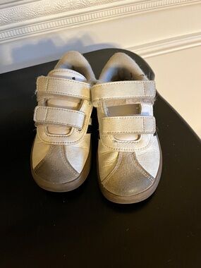 adidas vl court toddler size 8. white leather with beige soles an double velcro
